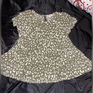 Women’s Small Andree’ By Unit green and cream animal print Short Sleeve